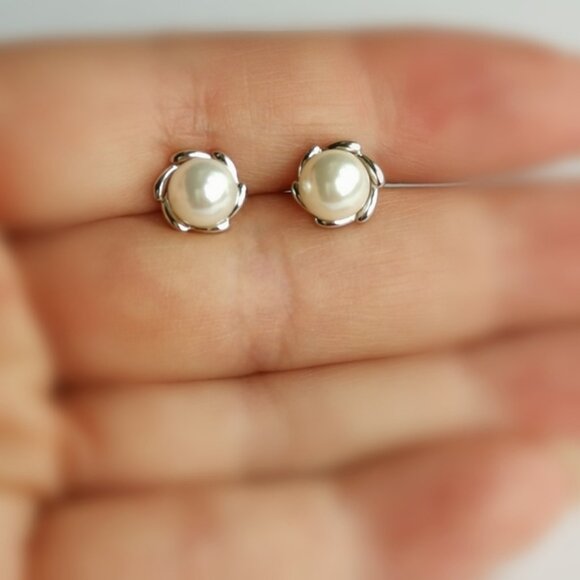NWT sterling silver white pearl stud earrings - Picture 9 of 12